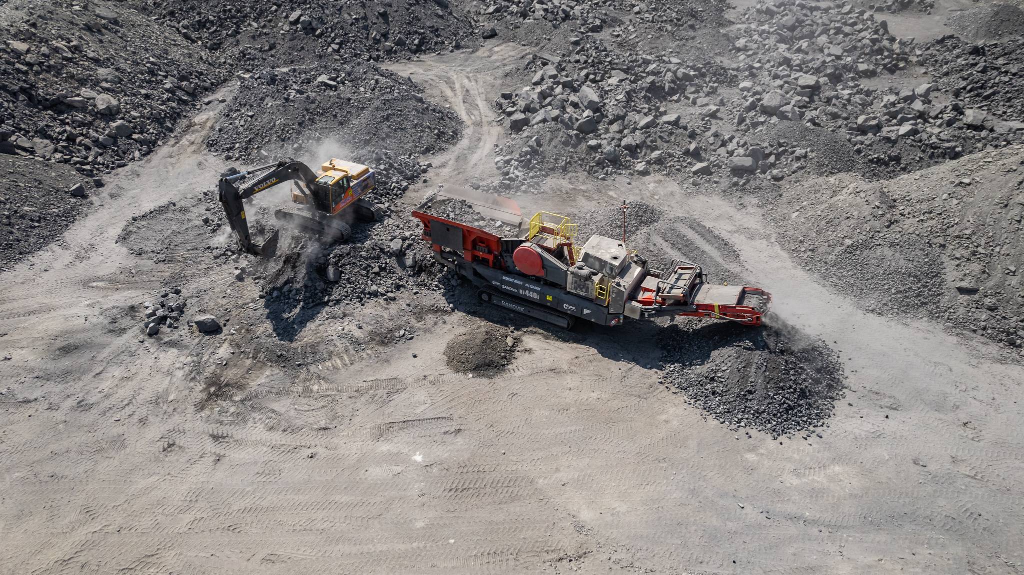 Mobile crushing unit side view.
