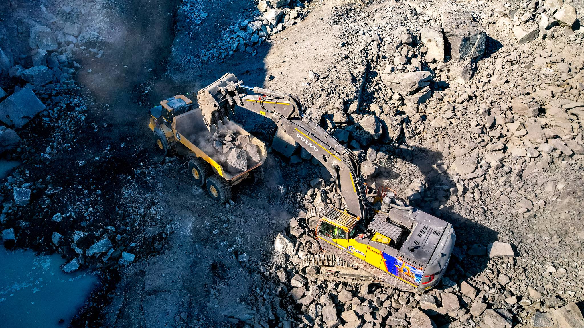 Active loading equipment loading ore at active site.